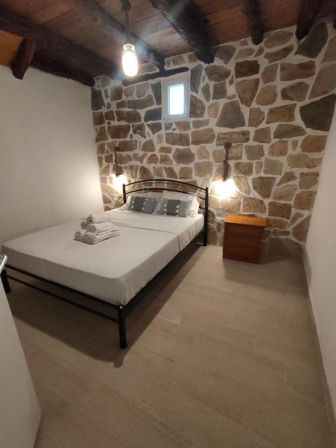 παραδοσιακό πέτρινο σπίτι *