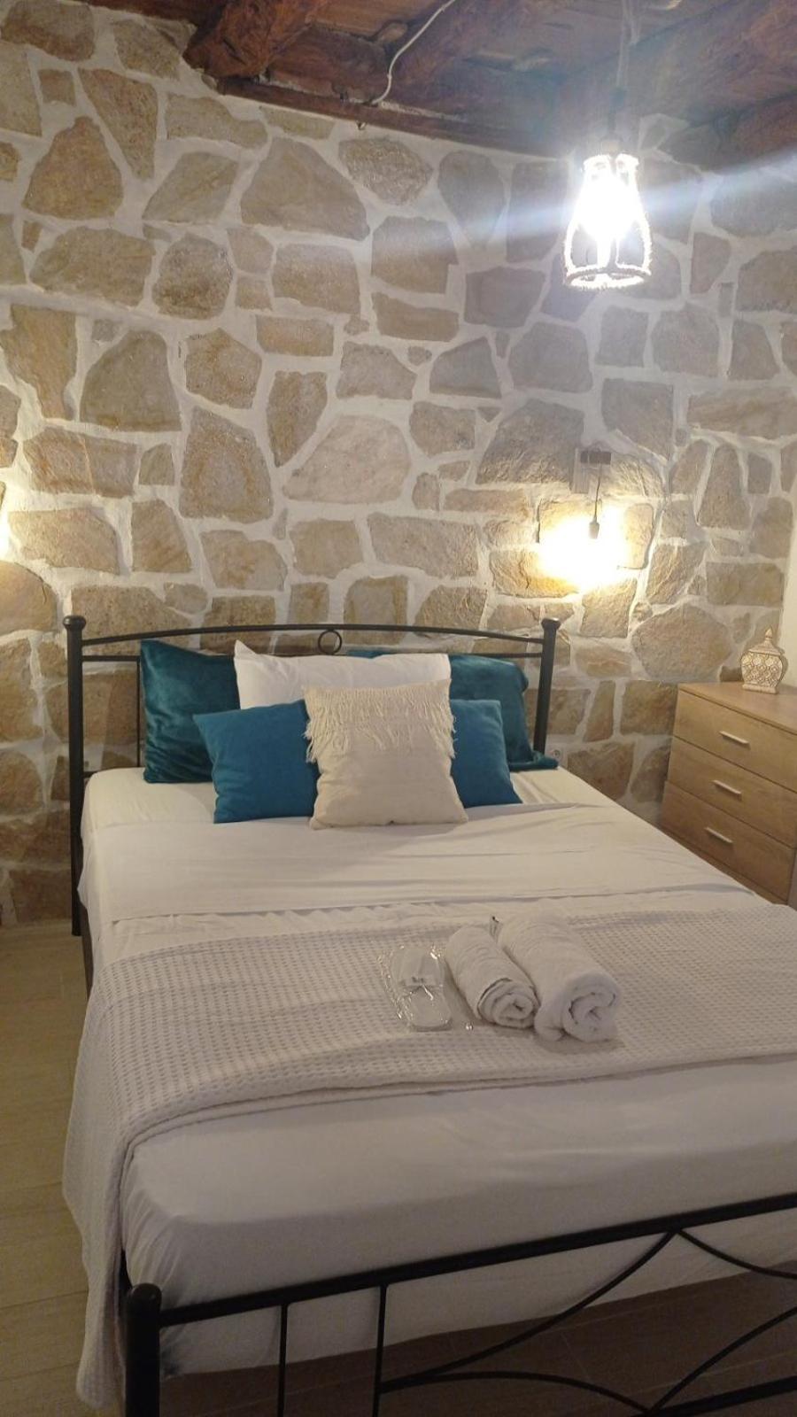 παραδοσιακό πέτρινο σπίτι * Nikiti (Sithonia)